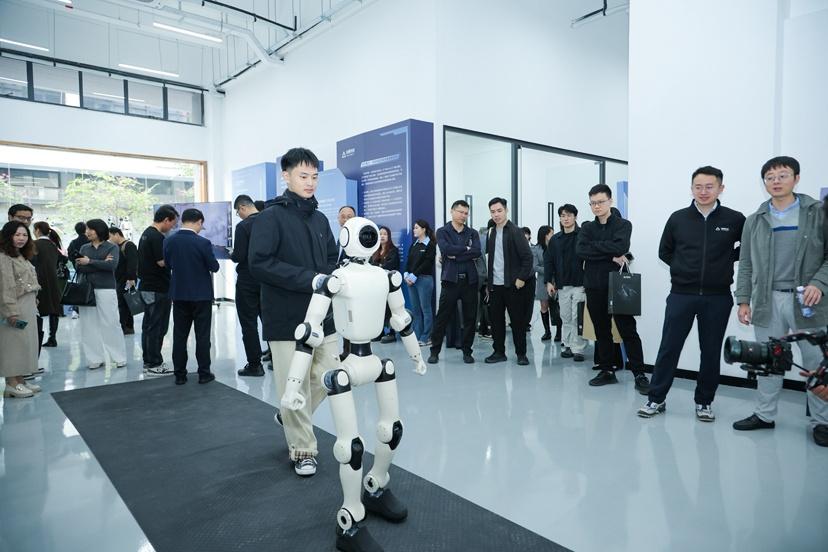科技與變革共舞 海珠搶占AI機器人新賽道，后航道兩業融合新場景實現落地